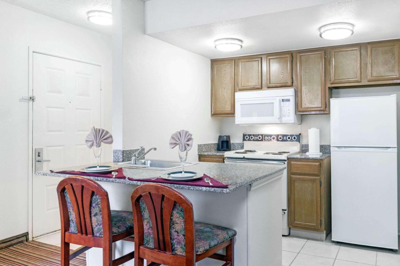 Queen Studio Suite with Roll-In Shower - Mobility Accessible/Non-Smoking at Hawthorn Extended Stay by Wyndham Richardson