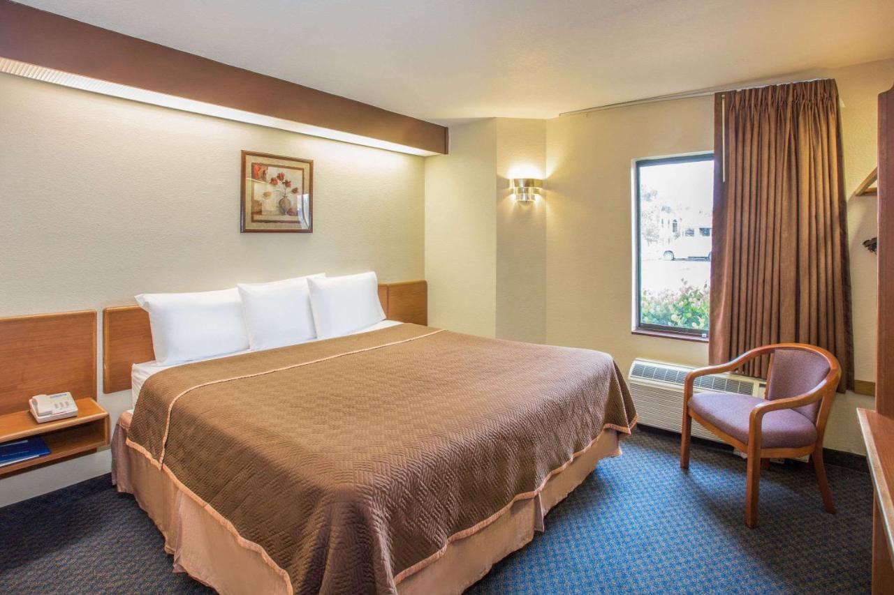 King Room - Disability Access - Non-Smoking at Travelodge by Wyndham Fort Myers Airport