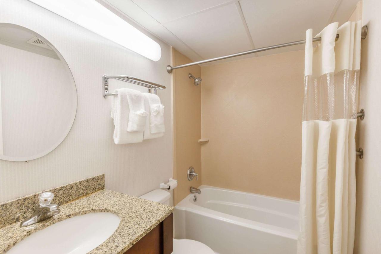 Deluxe King Room - Non-Smoking at Travelodge Inn & Suites by Wyndham Albany