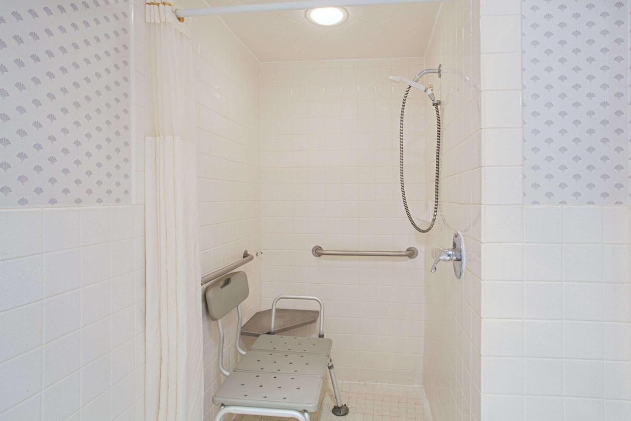 Queen Room - Disability Access - Non-Smoking at Super 8 by Wyndham Oroville