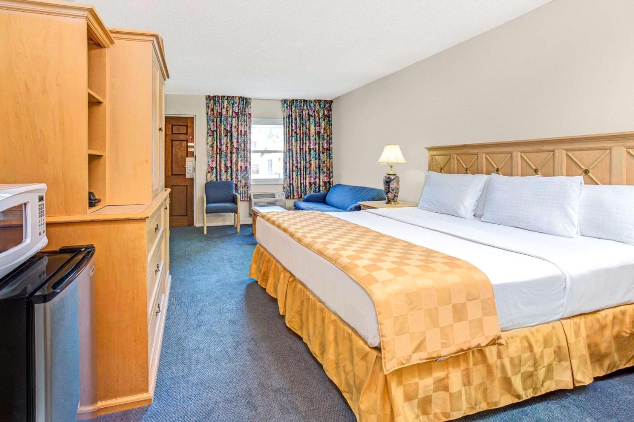 King Room at Knights Inn Kissimmee
