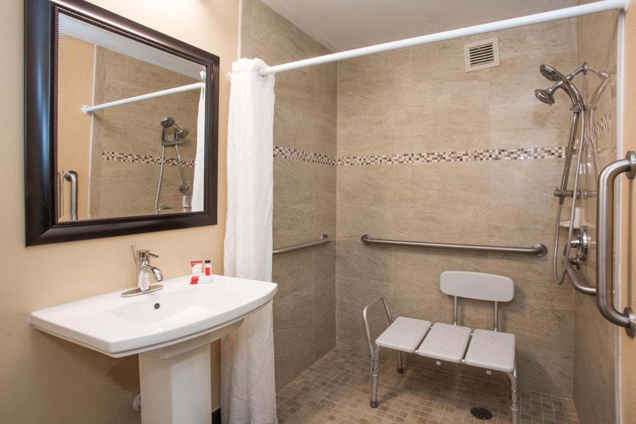 Queen Room - Disability Access - Non-Smoking at Days Inn by Wyndham Sarasota Bay