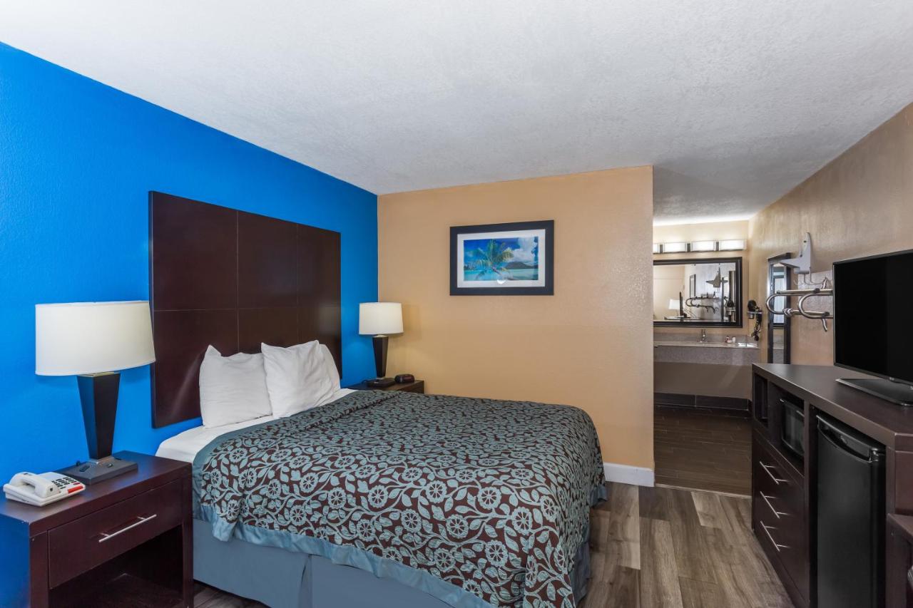 Queen Room - Disability Access - Non-Smoking at Days Inn by Wyndham Sarasota Bay