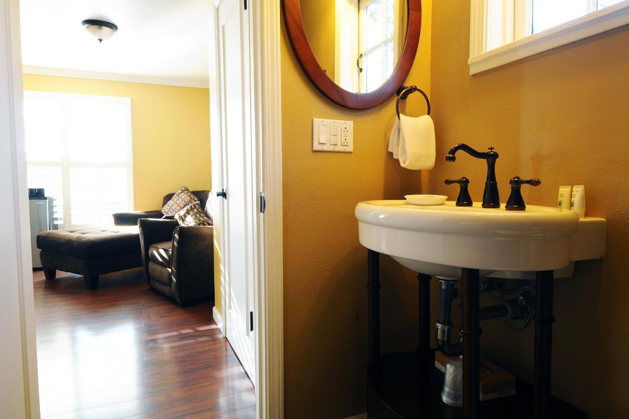 | Sunset Inn Pacific Grove