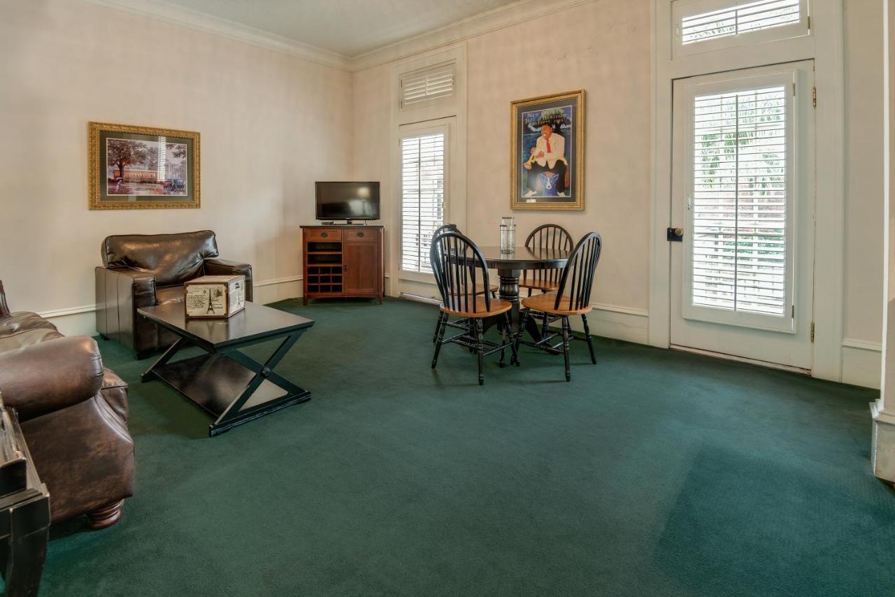 One-Bedroom Apartment at Chateau Orleans