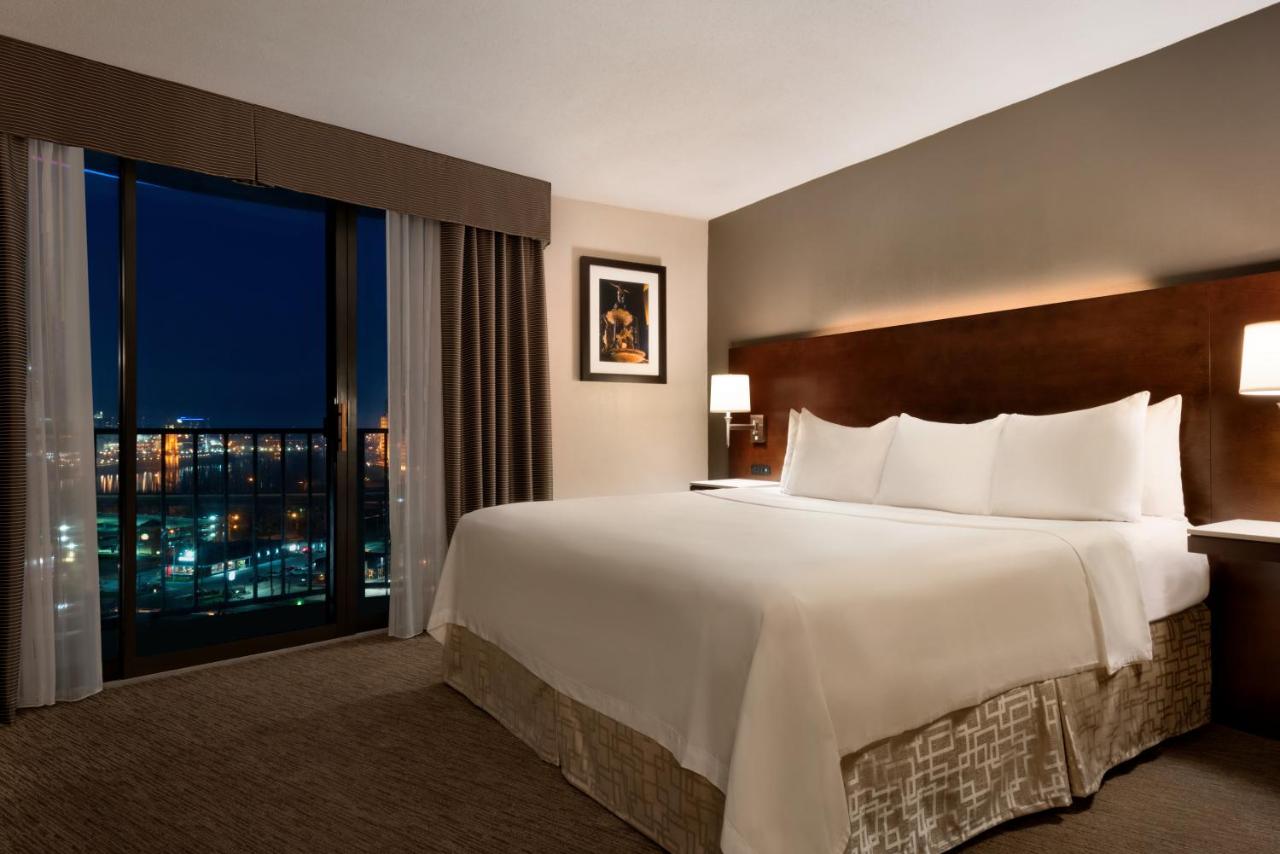 | Radisson Hotel Cincinnati Riverfront