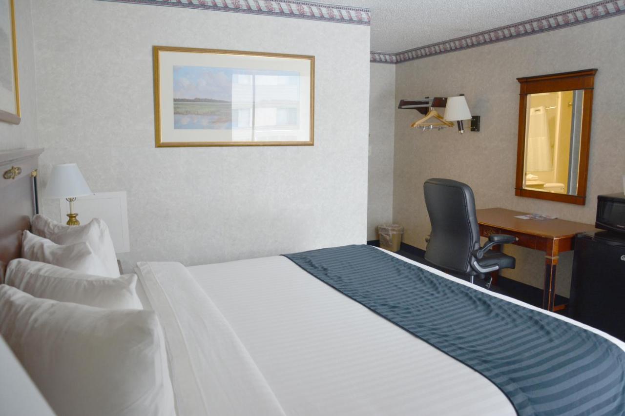 King Room - Mobility Access/Non-Smoking at Travelodge by Wyndham Milwaukee