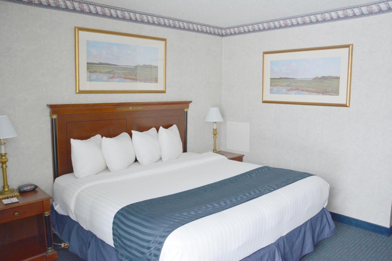 King Room - Mobility Access/Non-Smoking at Travelodge by Wyndham Milwaukee