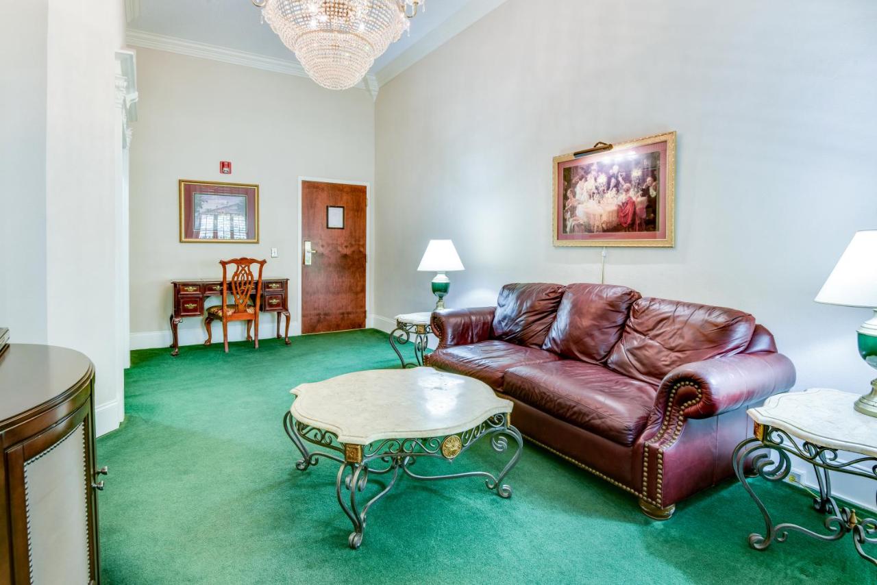 Apartment with Balcony at Plaza Suites Downtown New Orleans