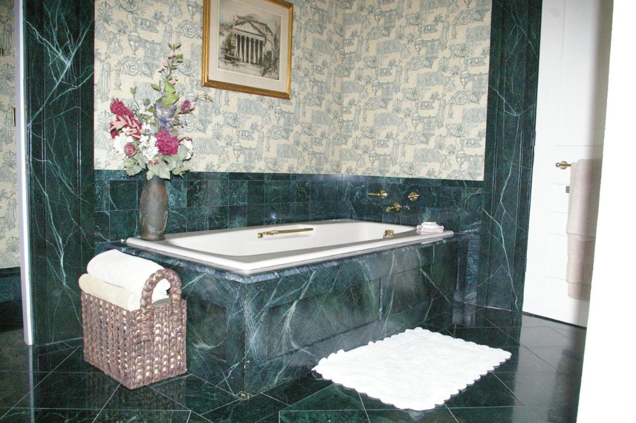 | Oakcliff Bed and Breakfast