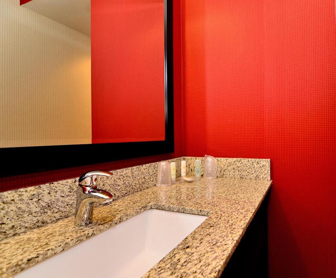 King Room - Pet Friendly/Non-Smoking at Comfort Inn Troutdale - Portland East