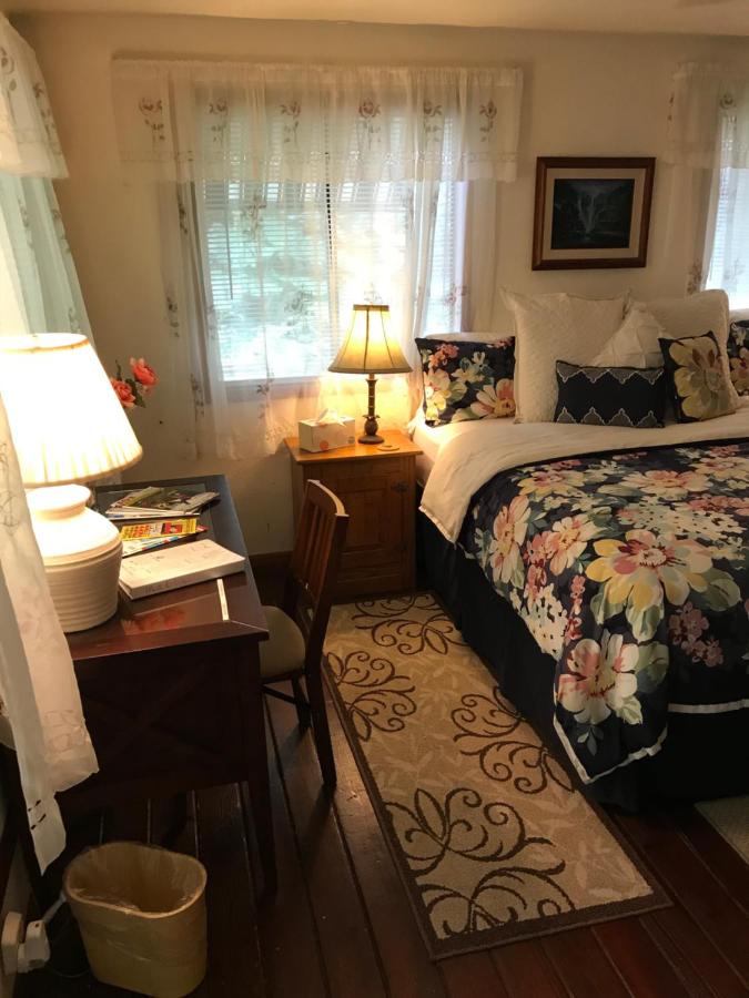 | Hale Maluhia Country Inn