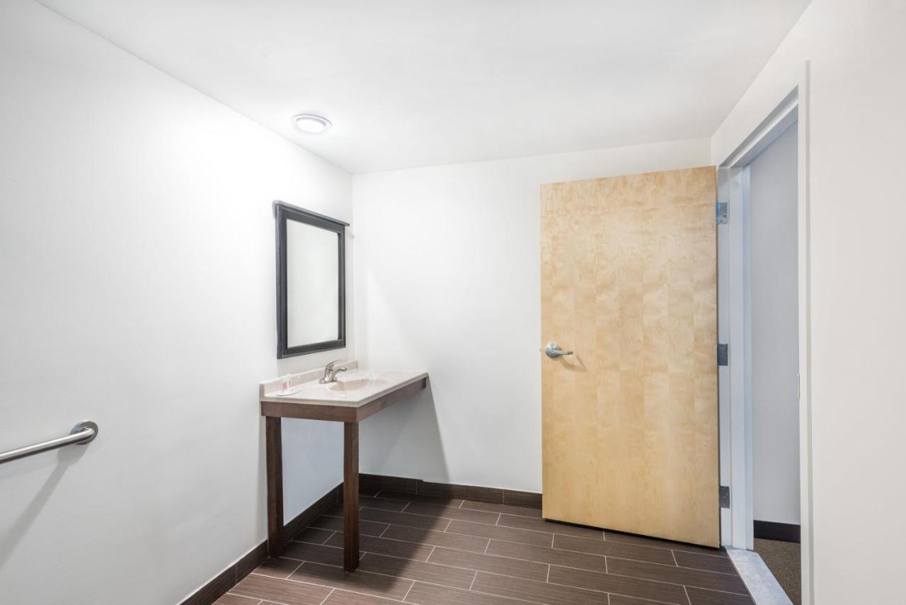 Queen Room - Disability Access/Non-Smoking at Howard Johnson by Wyndham Quincy/Boston
