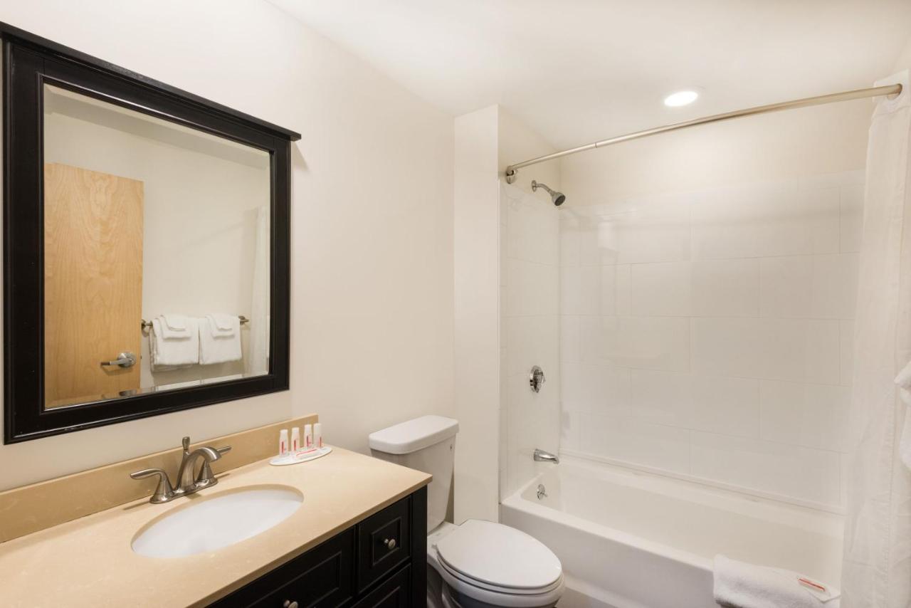 King Room - Non-Smoking at Howard Johnson by Wyndham Quincy/Boston