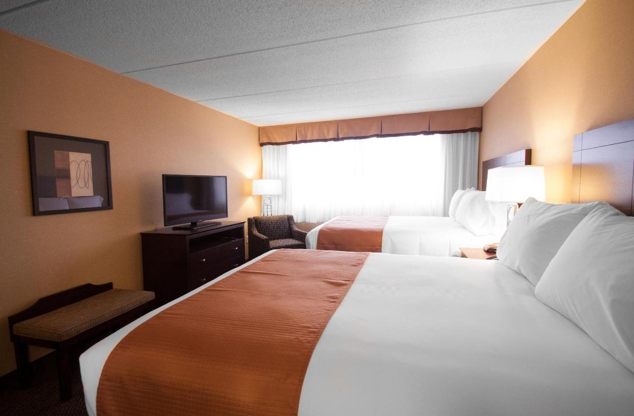 Queen Room with Two Queen Beds - Non-Smoking at Garner Hotel Wadsworth by IHG