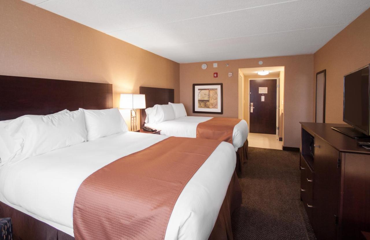 Queen Room with Two Queen Beds - Non-Smoking at Garner Hotel Wadsworth by IHG