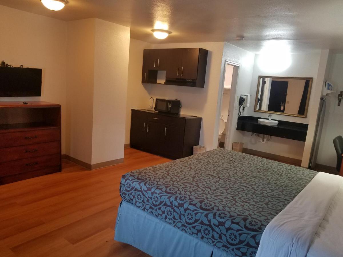 King Studio - Non-Smoking at Days Inn by Wyndham Oklahoma City NW Expressway