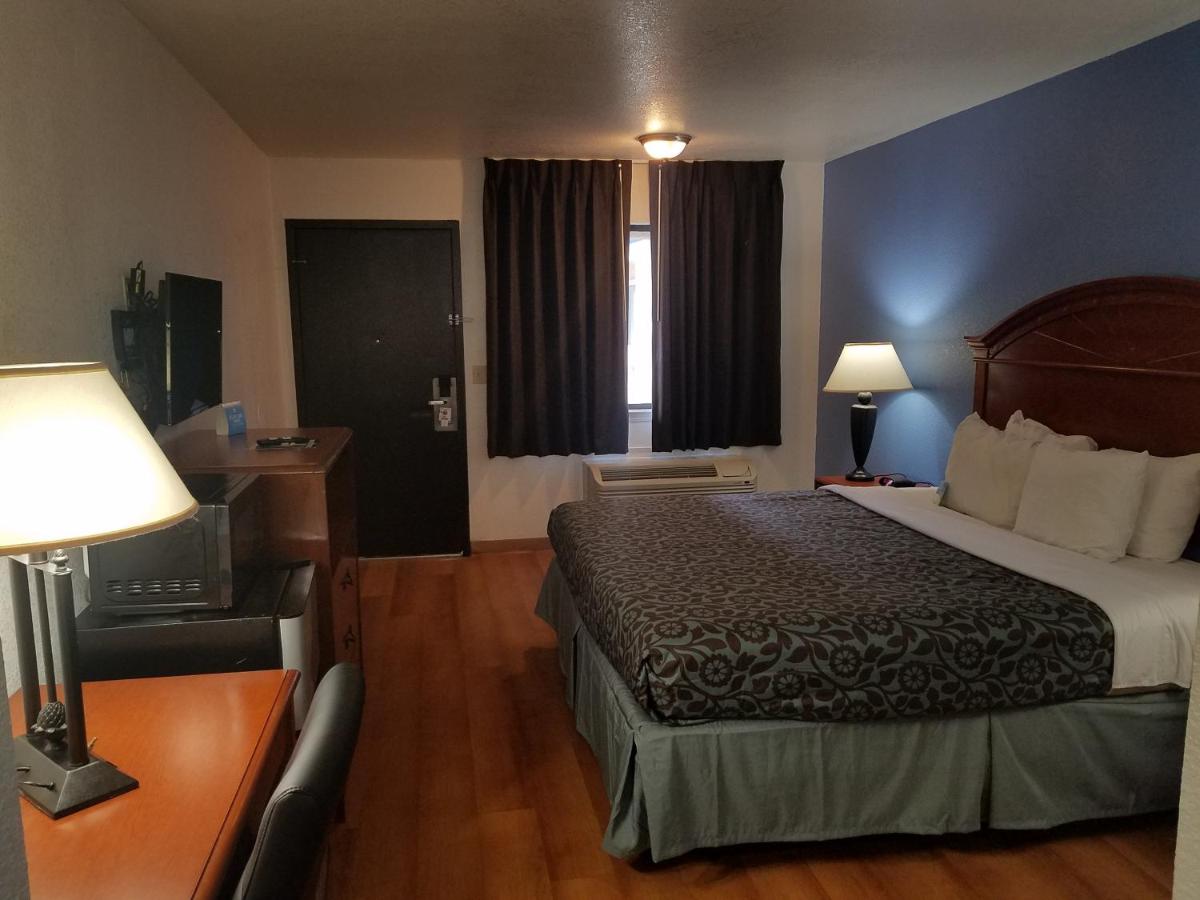 King Room - Smoking at Days Inn by Wyndham Oklahoma City NW Expressway