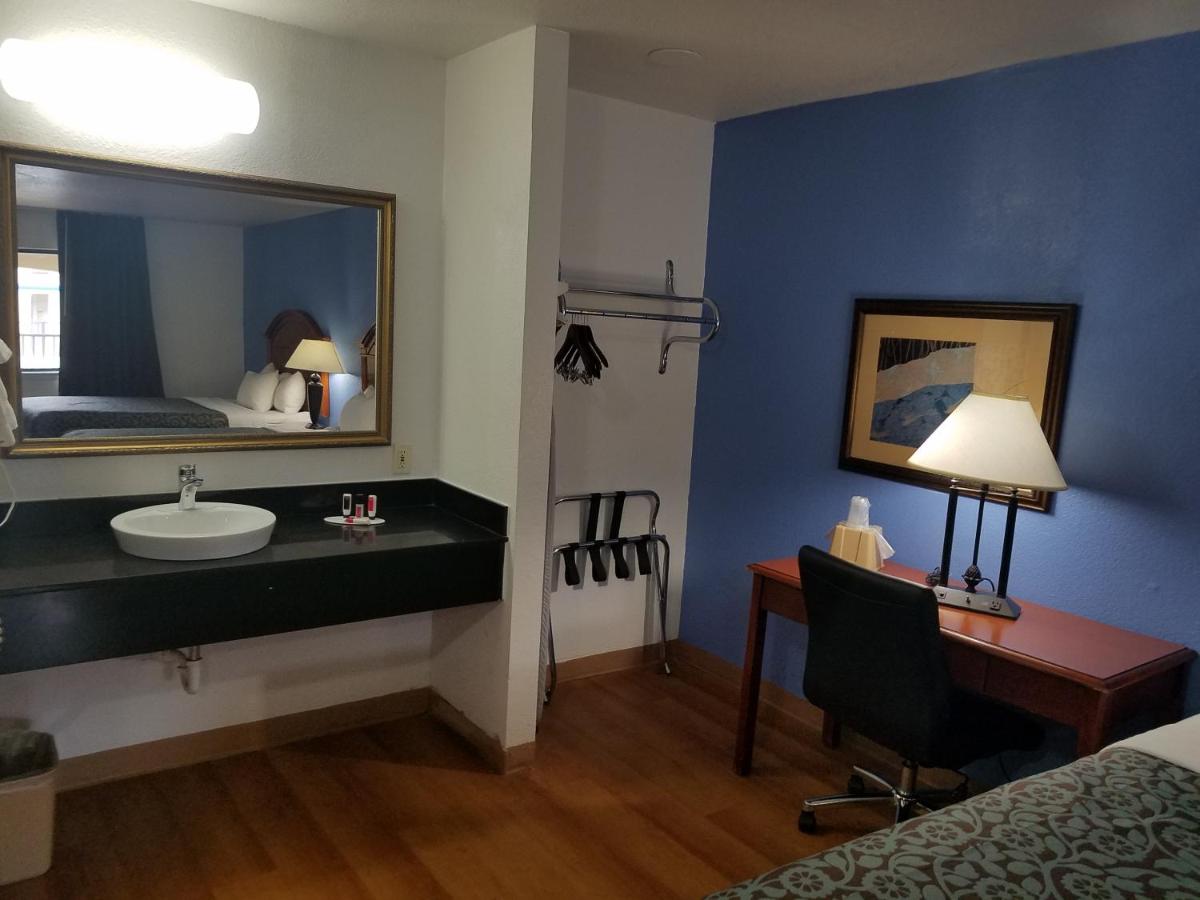 Deluxe Queen Room - Mobility Access/Non-Smoking at Days Inn by Wyndham Oklahoma City NW Expressway
