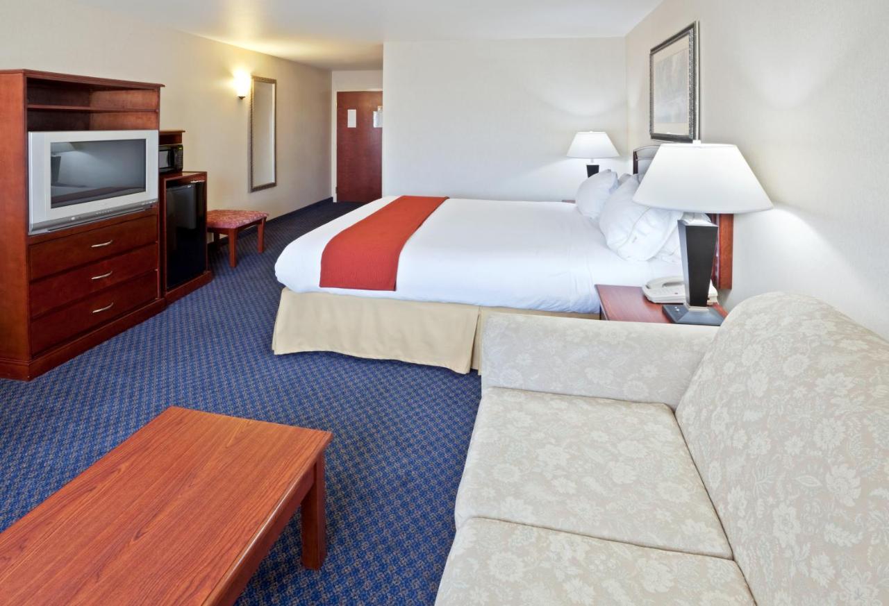 King Room with Sofa Bed at Holiday Inn Express Ellensburg by IHG