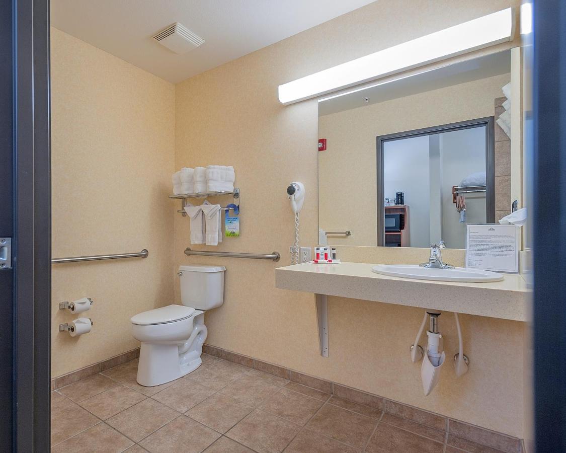 King Room - Disability Access Roll-in Shower - Non Smoking at Days Inn by Wyndham Manitou Springs