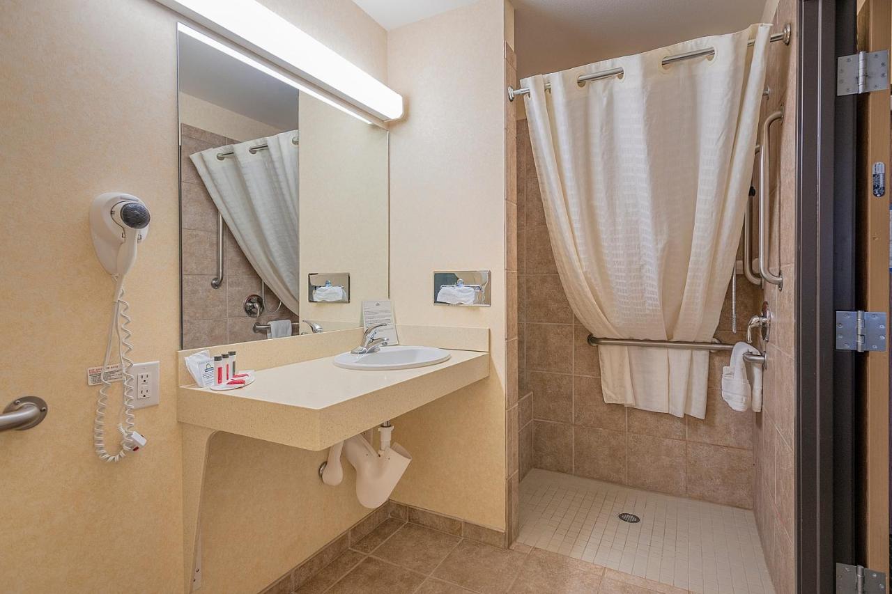 King Room - Disability Access Roll-in Shower - Non Smoking at Days Inn by Wyndham Manitou Springs