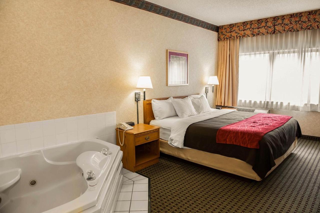 Queen Suite with Jetted Tub - Non-Smoking at Baymont by Wyndham Franklin