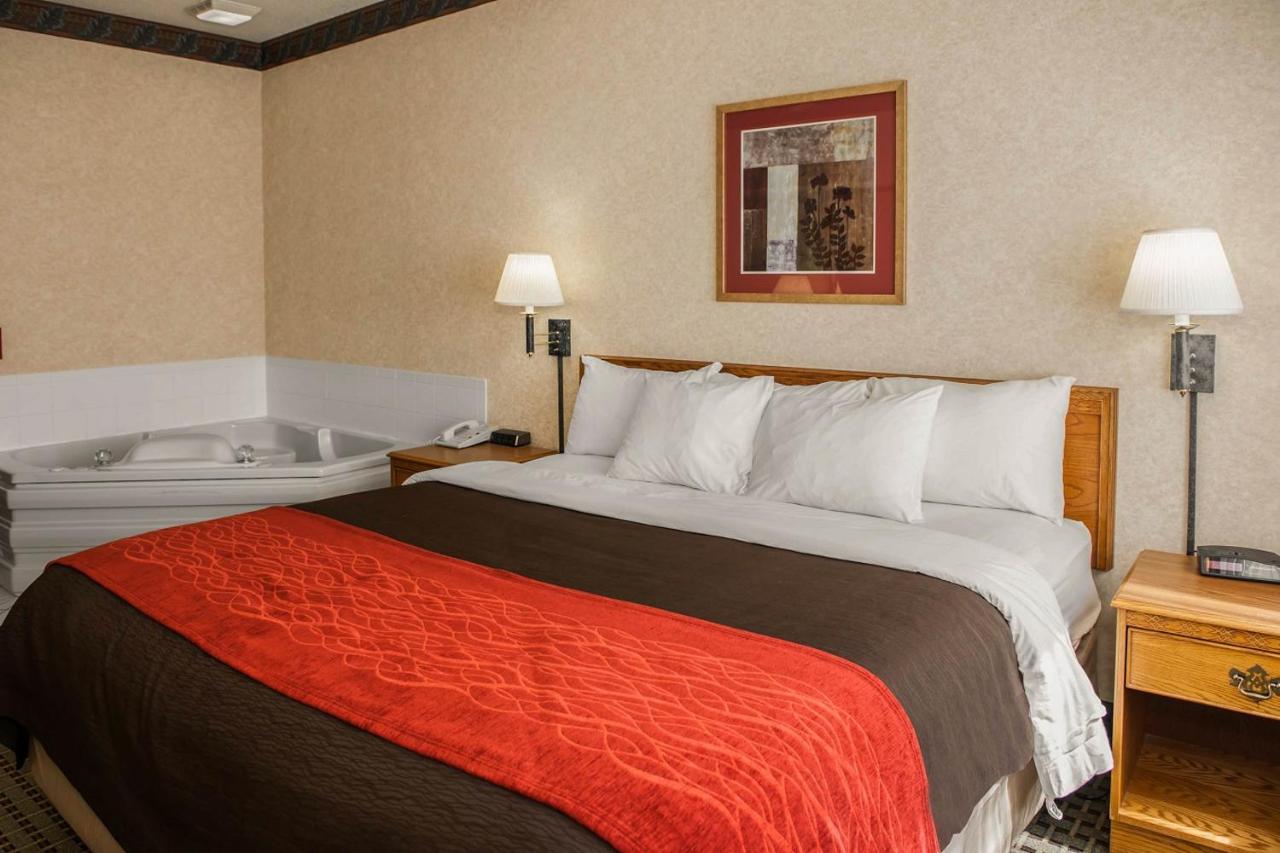 Queen Suite with Jetted Tub - Non-Smoking at Baymont by Wyndham Franklin