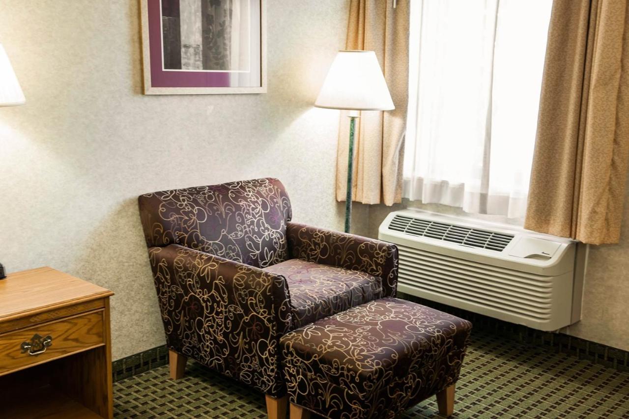 Queen Room with Bath Tub - Mobility Accessible/Non-Smoking at Baymont by Wyndham Franklin