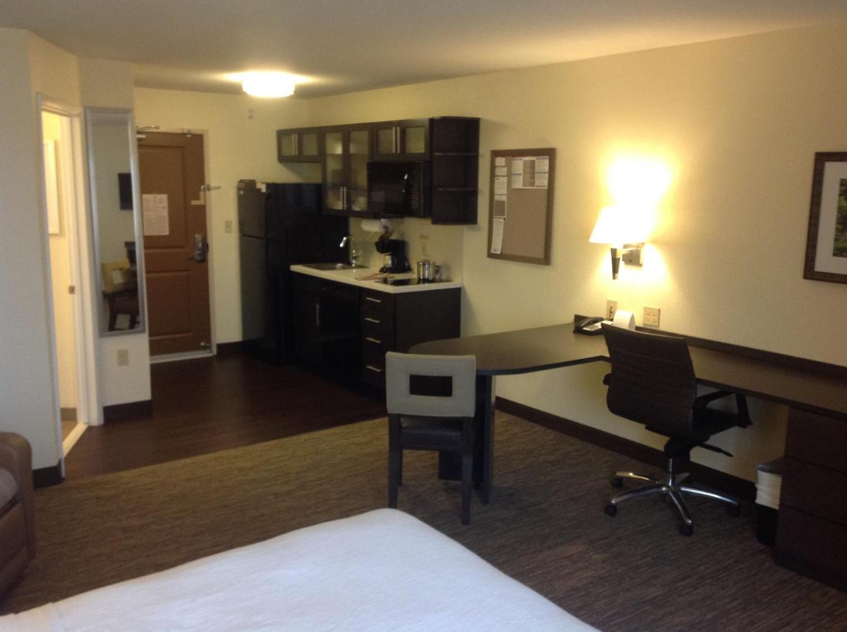 Queen Studio Suite with Bath Tub - Mobility Accessible - Non-Smoking at Candlewood Suites Goodlettsville - Nashville, an IHG Hotel