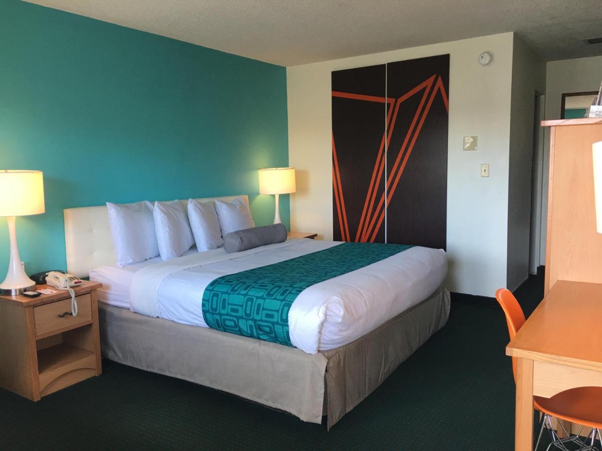 King Room - Smoking at Howard Johnson by Wyndham Colorado Springs