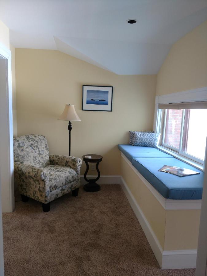 | Saltair Inn Waterfront B&B