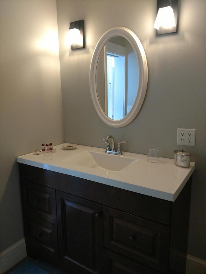 | Saltair Inn Waterfront B&B