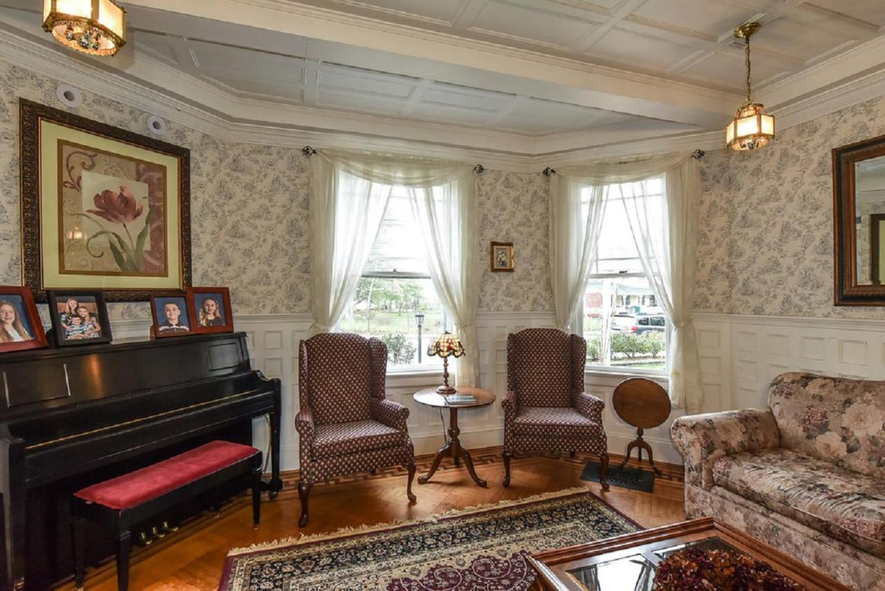 | Saltair Inn Waterfront B&B