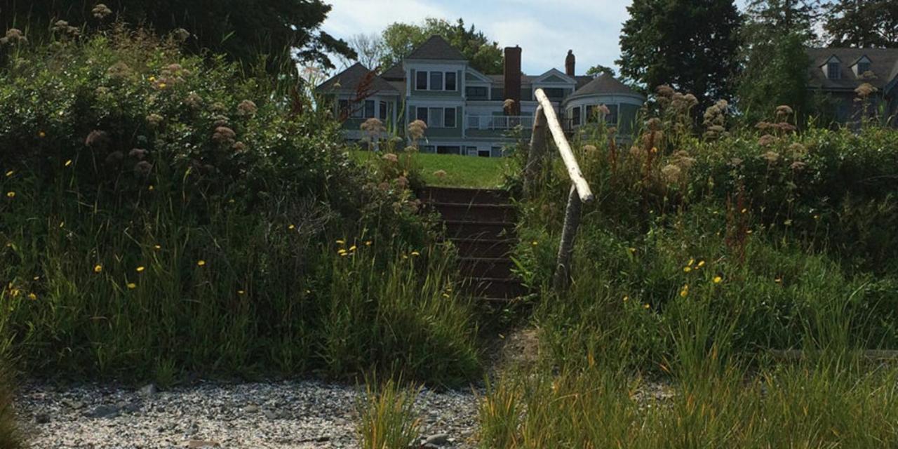 | Saltair Inn Waterfront B&B