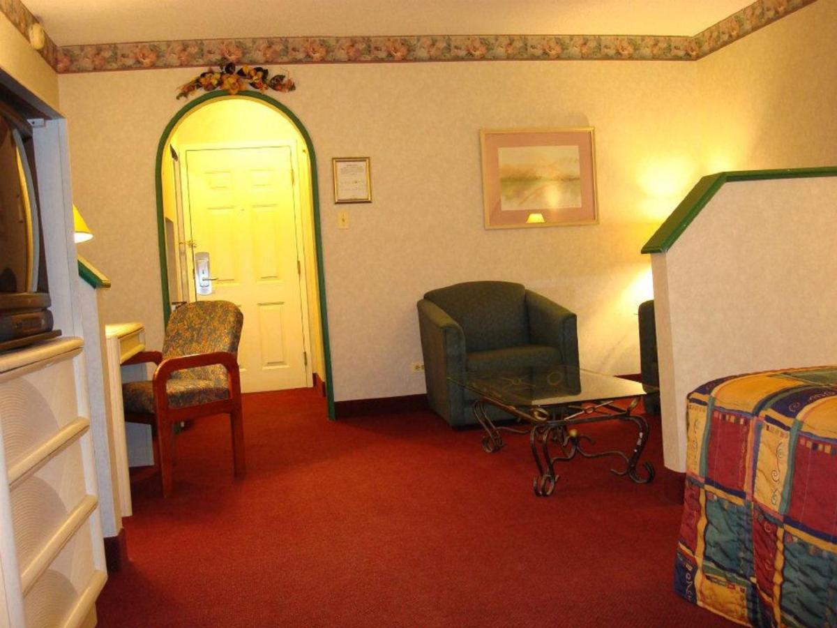 King Room with Sofa Bed at O'Hare Inn & Suites