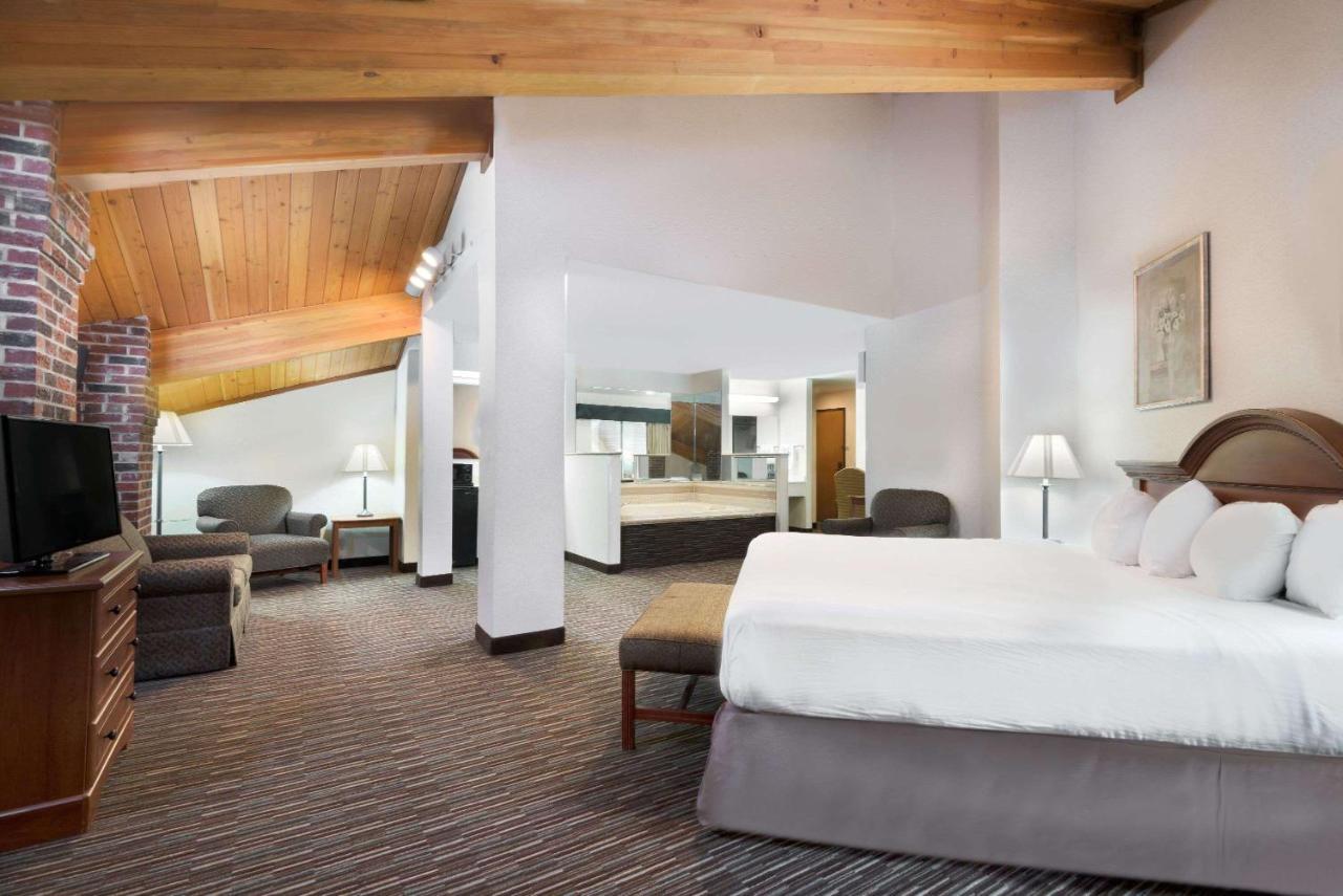Superior King Studio Suite with Pool View - Non-Smoking at Baymont by Wyndham Columbus/Rickenbacker