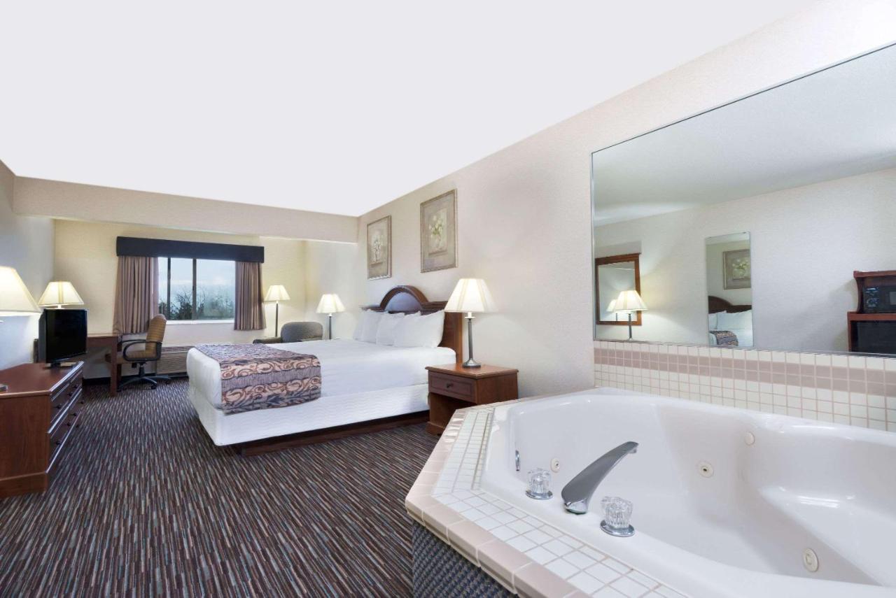 King Studio Suite - Non-Smoking at Baymont by Wyndham Columbus/Rickenbacker