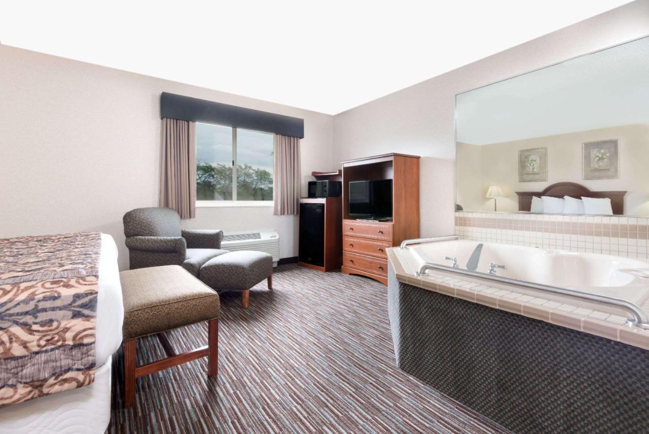 King Studio Suite - Non-Smoking at Baymont by Wyndham Columbus/Rickenbacker