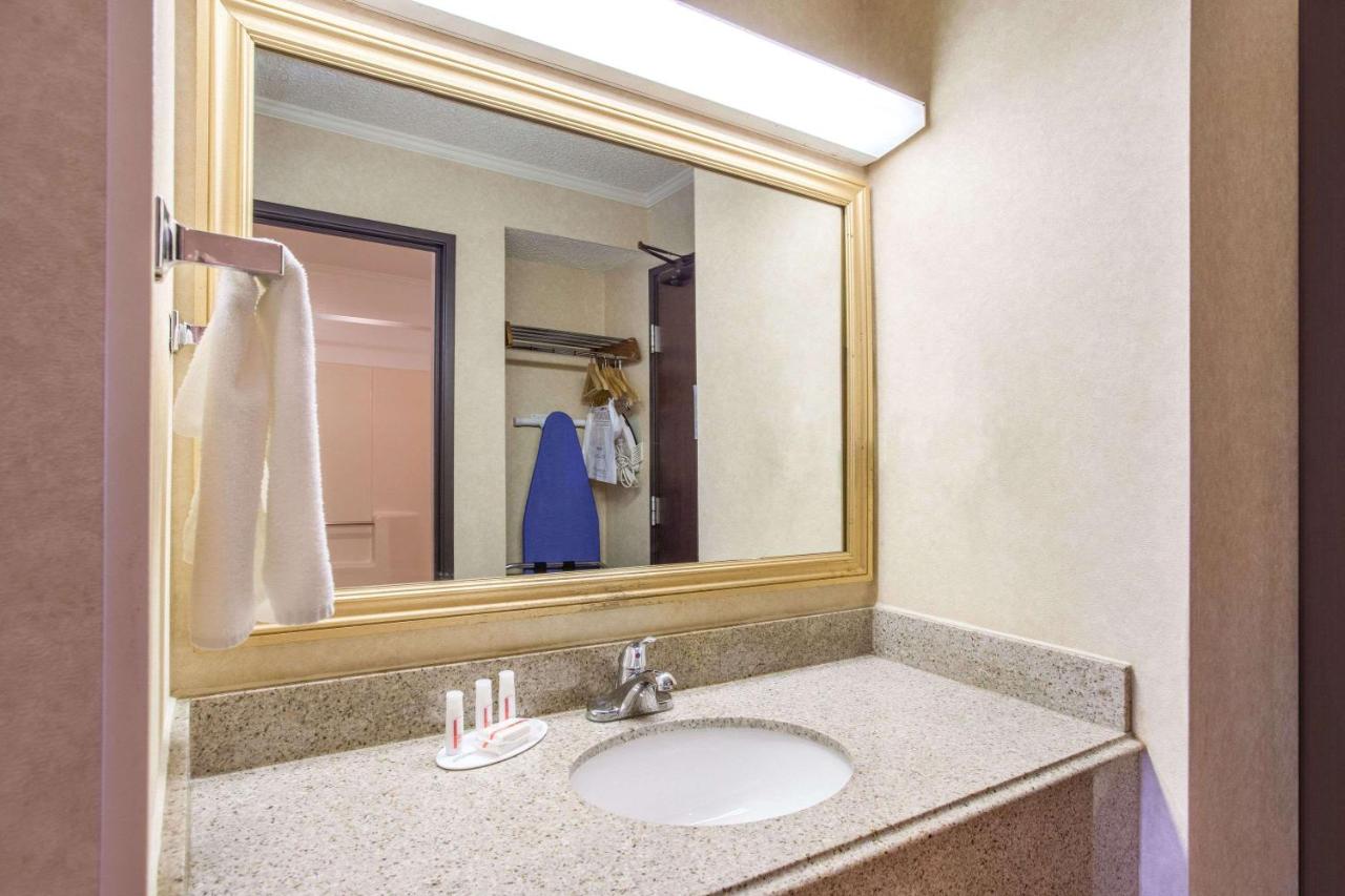 King Room - Non-Smoking at Baymont by Wyndham Detroit/Roseville