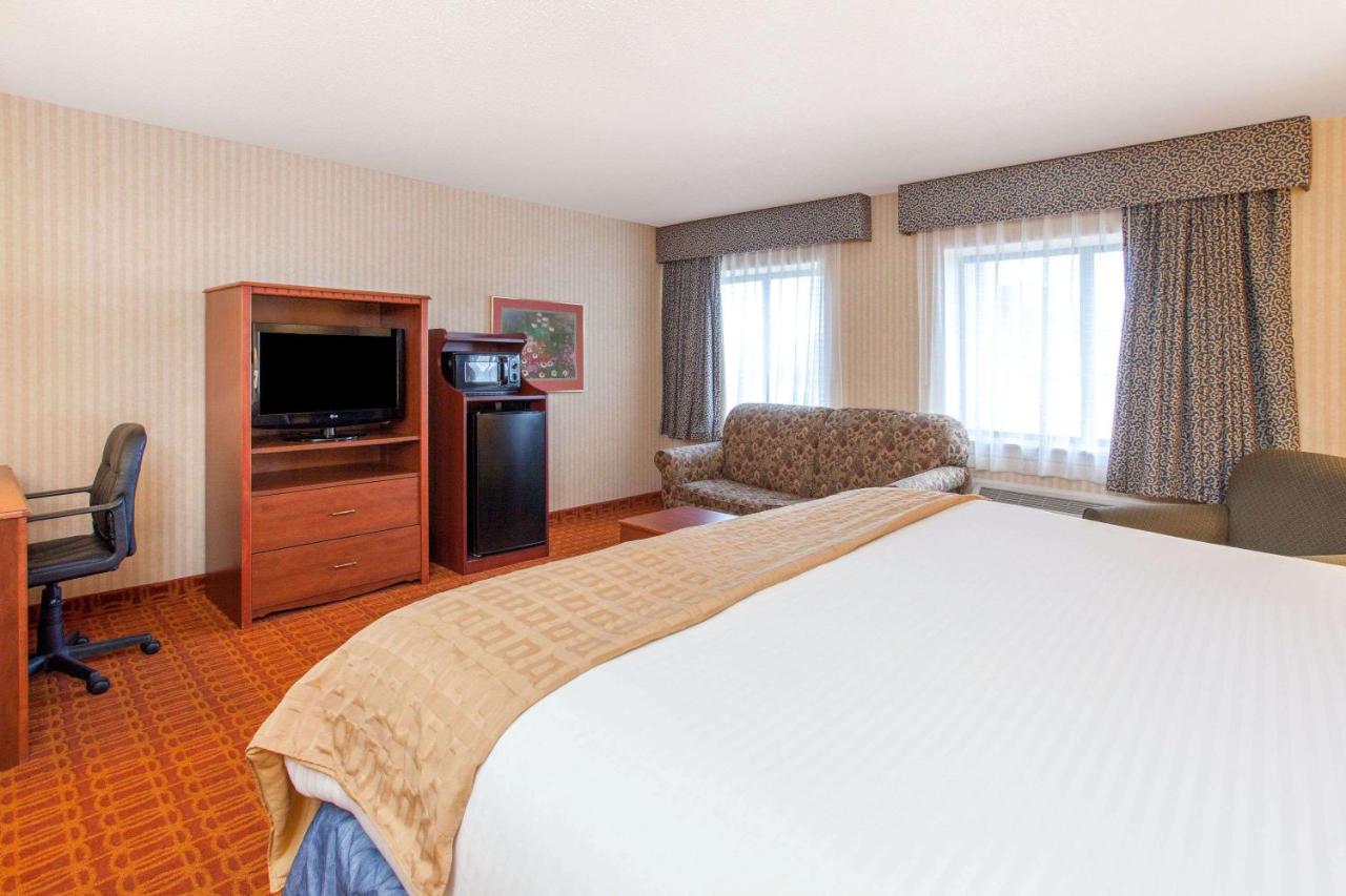 One-Bedroom Deluxe King Suite - Non-Smoking at Baymont by Wyndham Detroit/Roseville