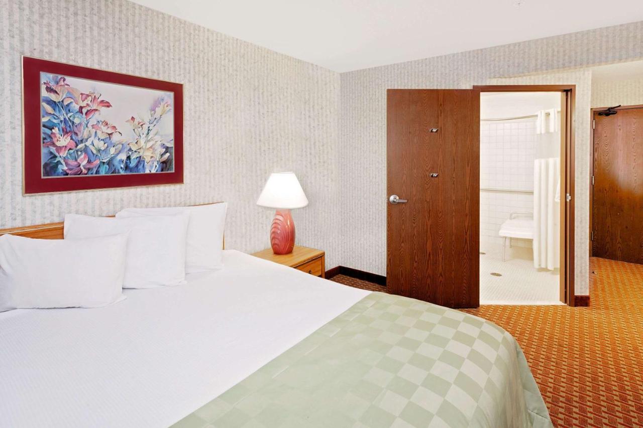 Queen Room - Disability Access - Non-Smoking at Baymont by Wyndham St. Joseph/Stevensville