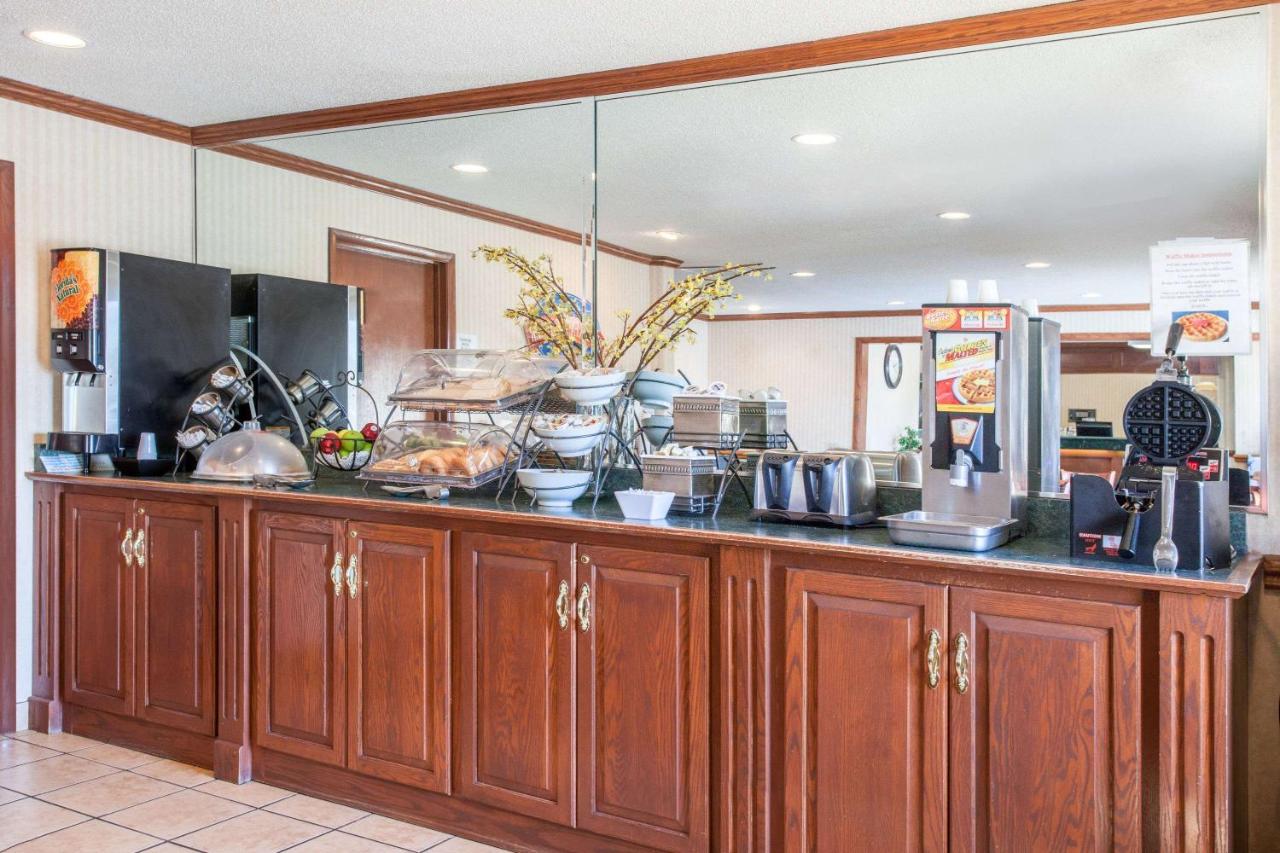 Queen Room - Disability Access/Non-Smoking at Baymont by Wyndham Detroit/Roseville