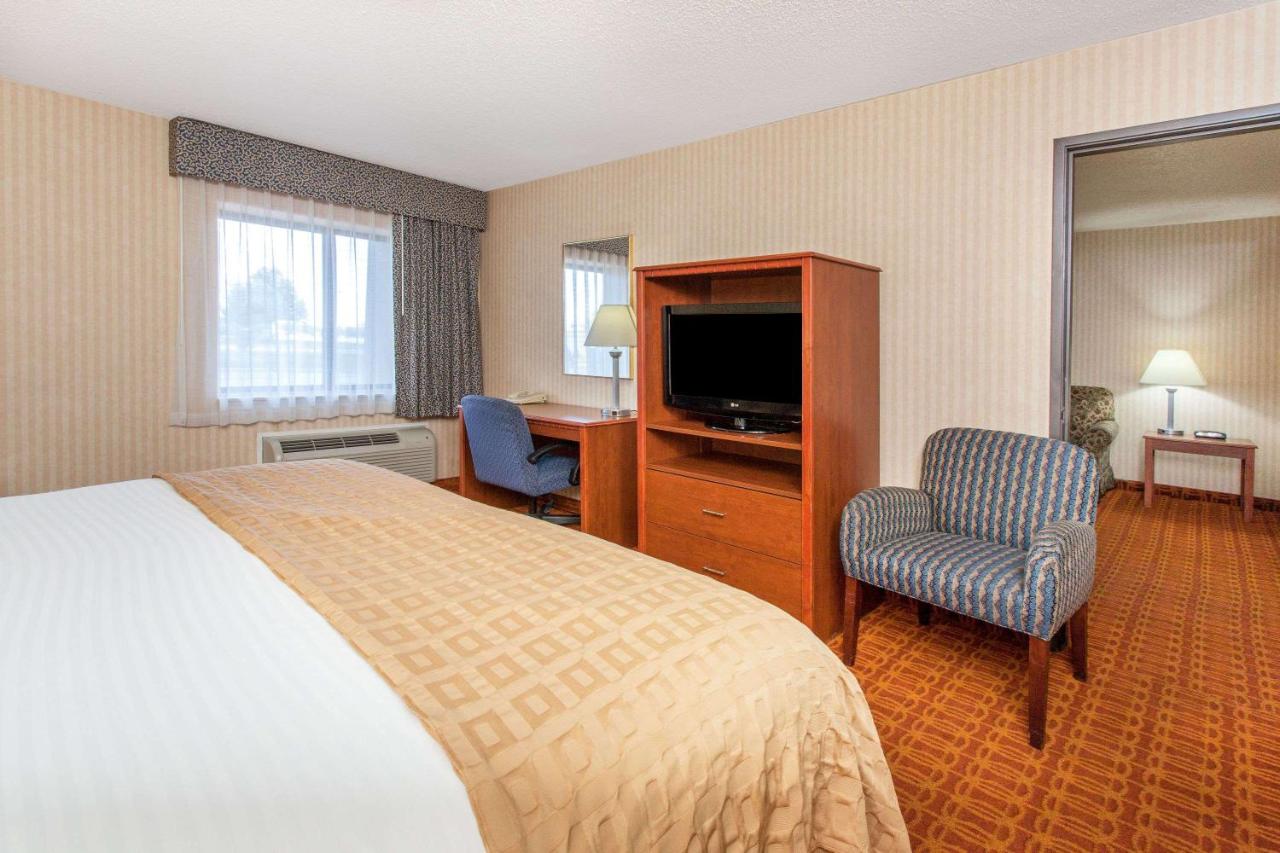 Deluxe King Studio Suite - Non-Smoking at Baymont by Wyndham Detroit/Roseville