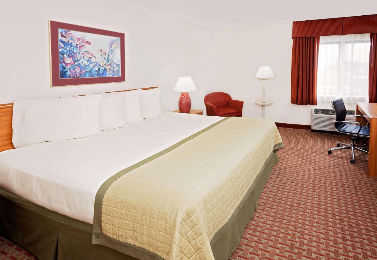 King Room - Non-Smoking at Baymont by Wyndham St. Joseph/Stevensville