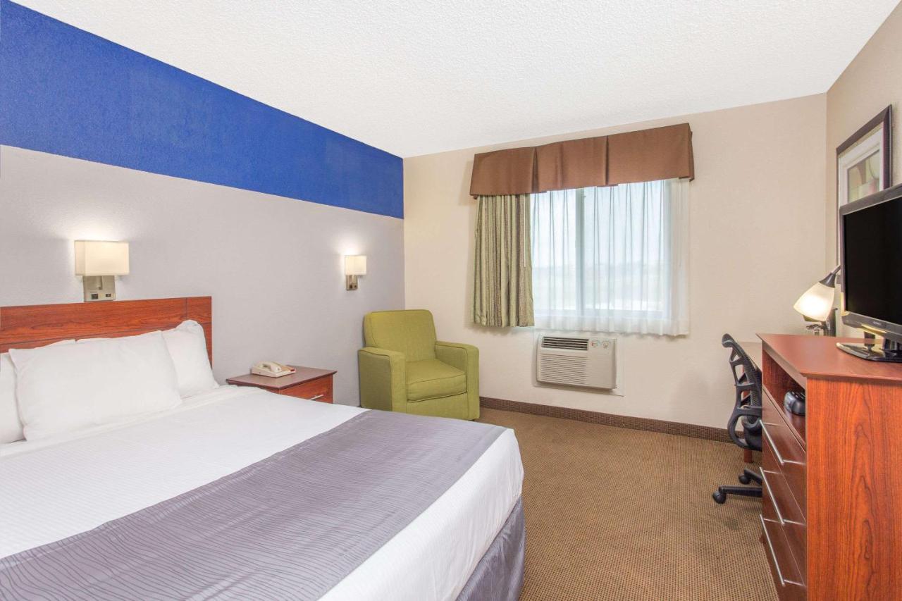 King Suite with Bunk Bed - Non-Smoking at Baymont by Wyndham Dubuque