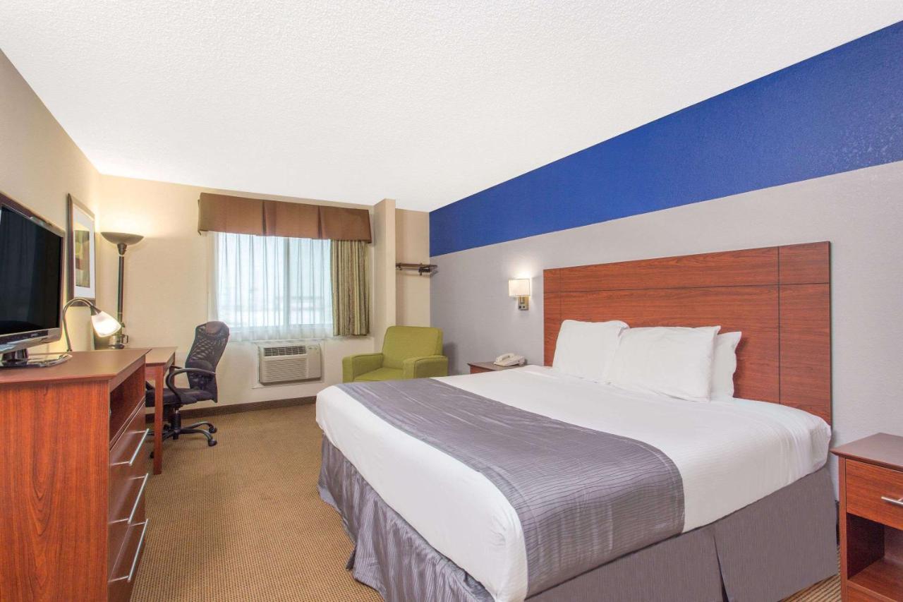 King Studio Suite - Non-Smoking at Baymont by Wyndham Dubuque