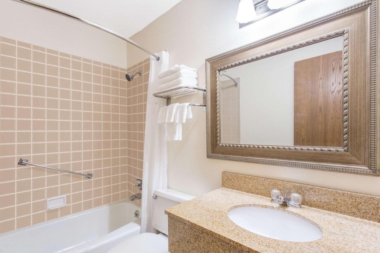 Queen Room - Accessible/Non-Smoking at Baymont by Wyndham Dubuque