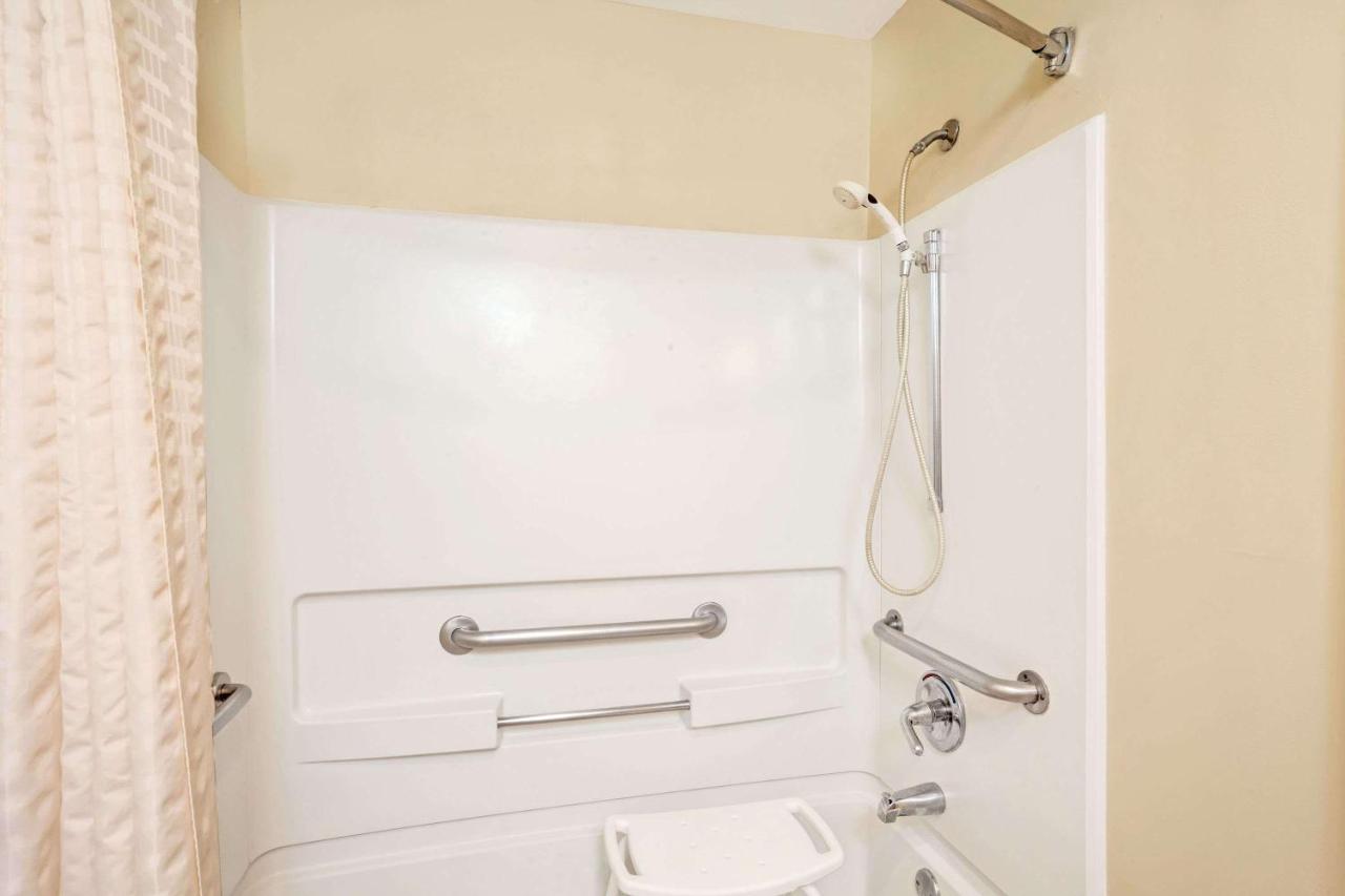 King Room - Disability Access - Non-Smoking at Baymont by Wyndham Louisville Airport South