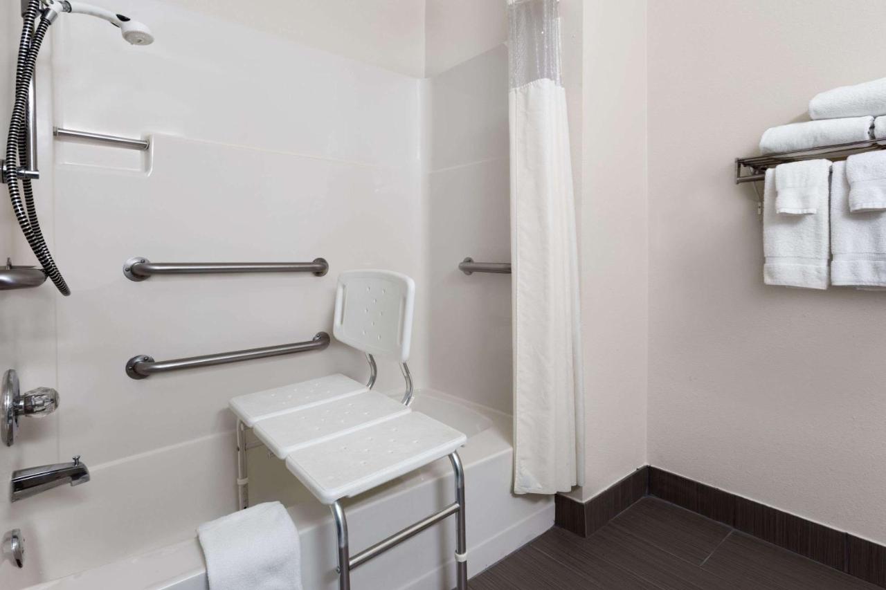 Queen Room - Disability Access/Non-Smoking at Baymont by Wyndham Waterloo